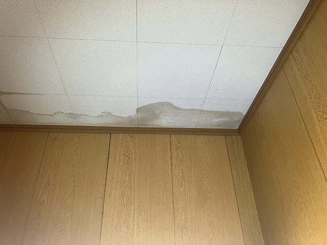 岐阜市で雨漏り、室内天井の隅に雨染みが発生していたので瓦棒屋根に屋根カバー工事をご提案